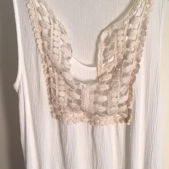 Sleeveless blouse with lace detailing. - Picture 3 of 3